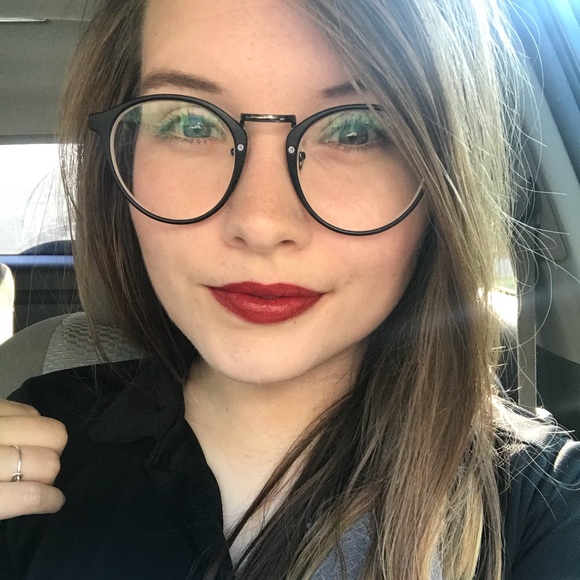 Meet your Posher, Alison - Picture 1 of 2